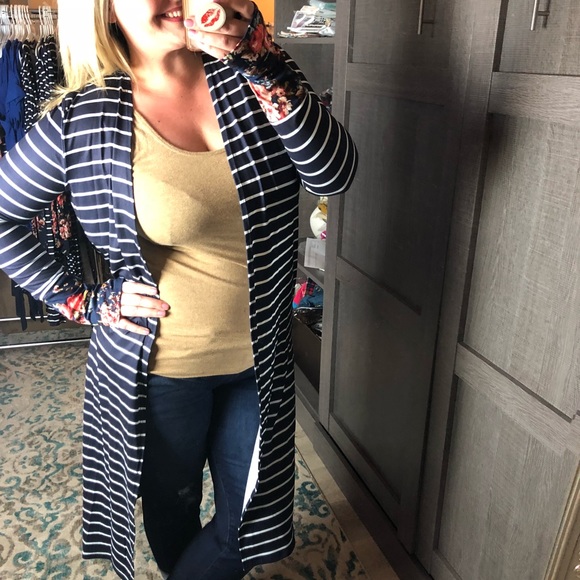 Last 2!! S-M Striped Cardigan with floral contrast - Picture 2 of 5